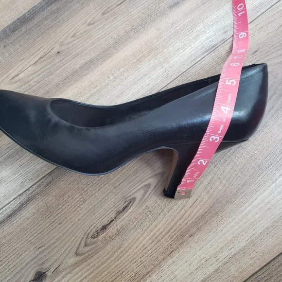 Vince Camuto black leather mid heel pumps - Picture 7 of 8